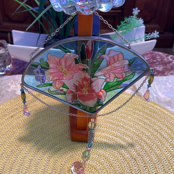 JOAN BAKER DESIGNED STAINED GLASS PINK LILIES HANDPAINTED JEWELED SUNCATCHER - Picture 5 of 12
